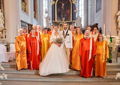 Gospelchor Spirit Lighthouse singt an einer Hochzeit in der Kirche, mit Brautpaar