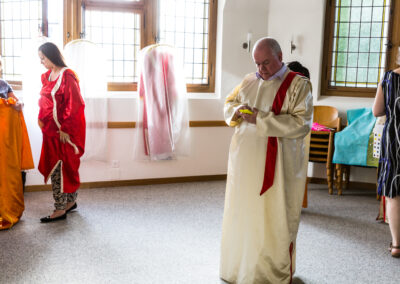 Sängerin im roten und Sänger im weissen Gospel-Gewand im Proberaum