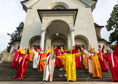 Gospelchor Spirit Lighthouse in farbigen Gewändern vor dem Kirchenportal