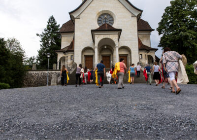Festgäste und Gospelchor Spirit Lighthouse vor einer Kirche